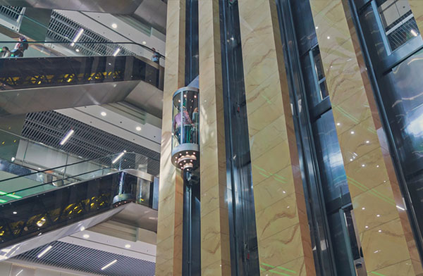 Ascensor de tracción eléctrica instalado en centro comercial