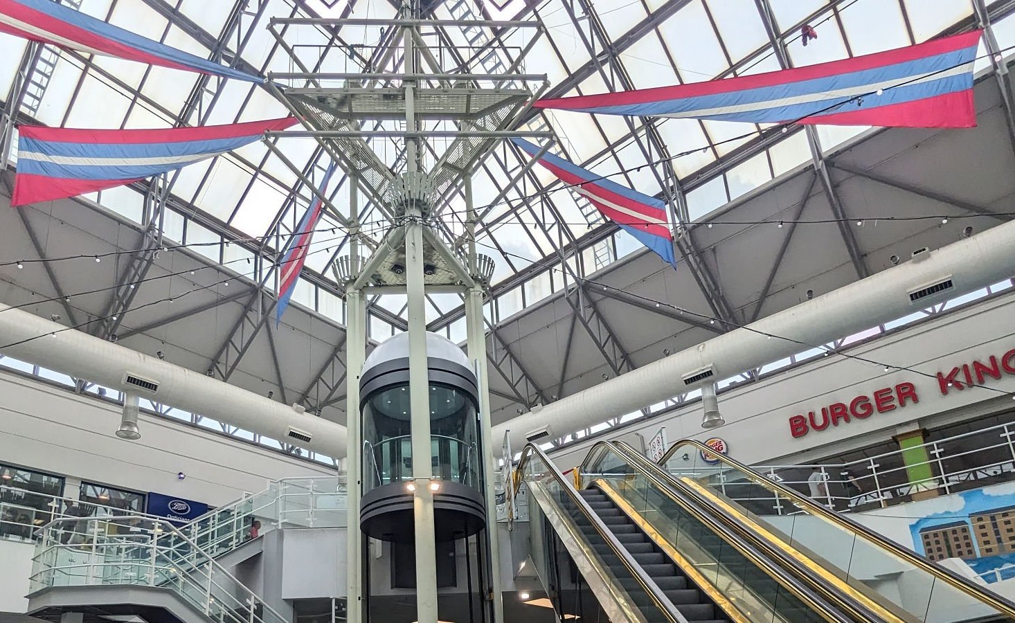 Ascensor en centro comercial