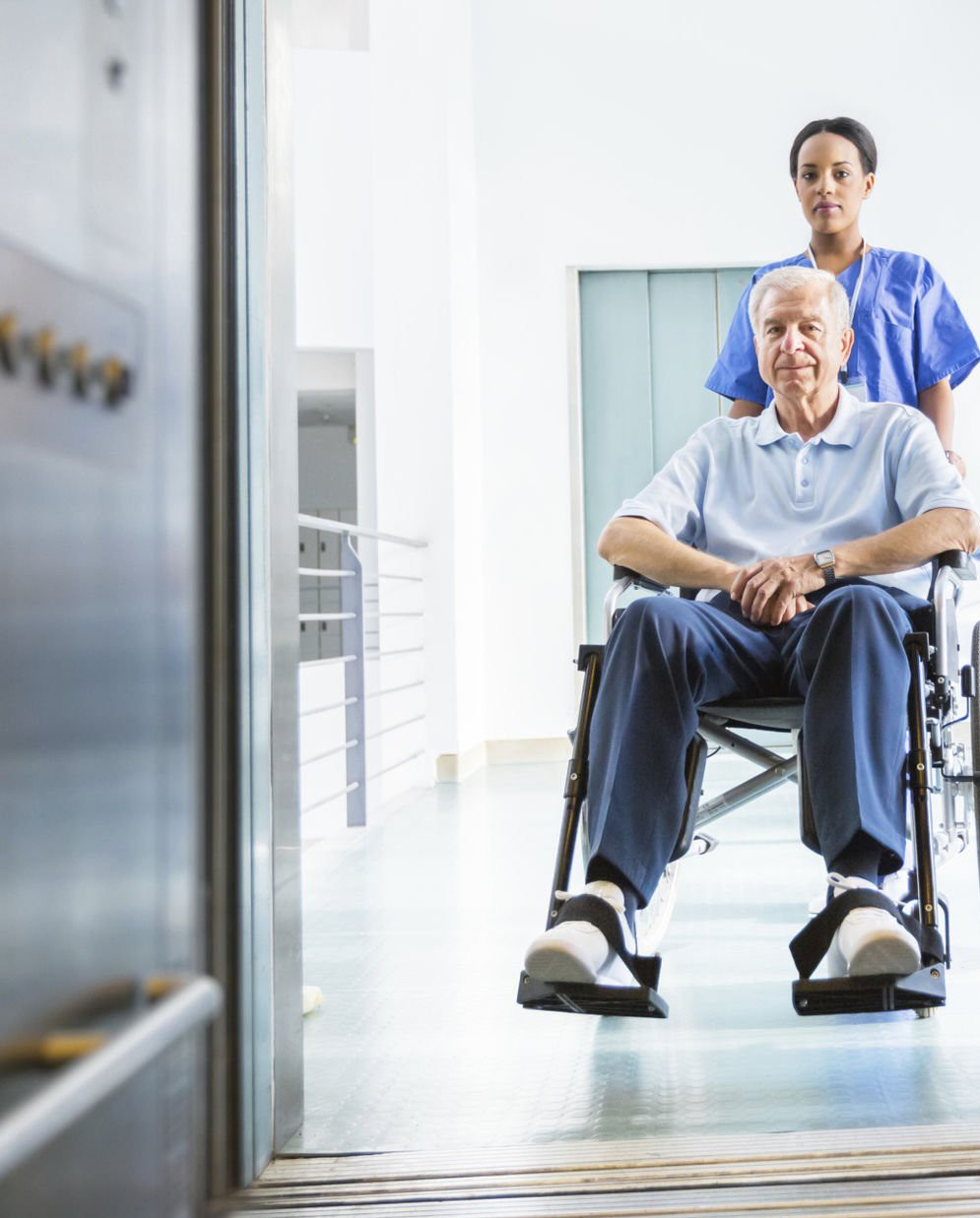 Ascensor hospitalario en funcionamiento para sillas de rueda y camillas